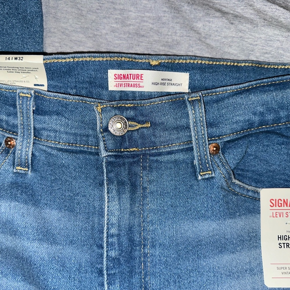 Levi Strauss Women’s Straight Jean - Picture 3 of 5